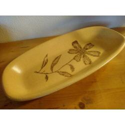 gave vintage schaal oker geel met bruine retro bloem