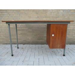 Vintage industrieel bureau metaal met hout