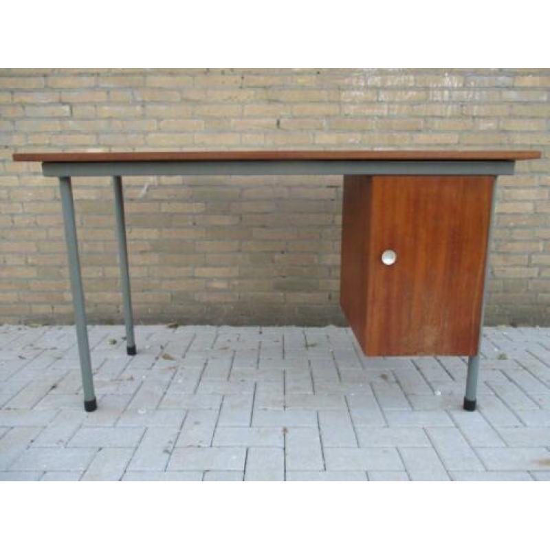 Vintage industrieel bureau metaal met hout