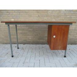 Vintage industrieel bureau metaal met hout