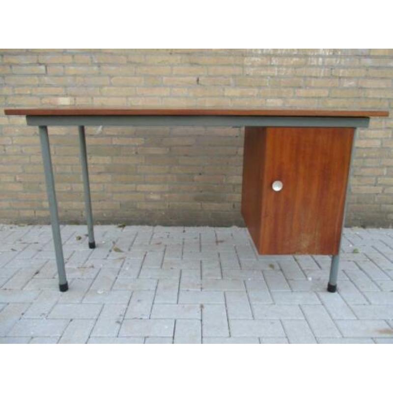 Vintage industrieel bureau metaal met hout