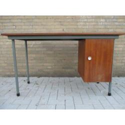 Vintage industrieel bureau metaal met hout