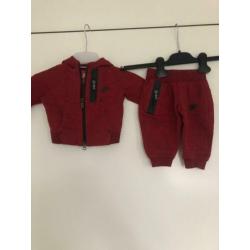 Nike tech fleece pak set vest broek jongens maat 68 rood