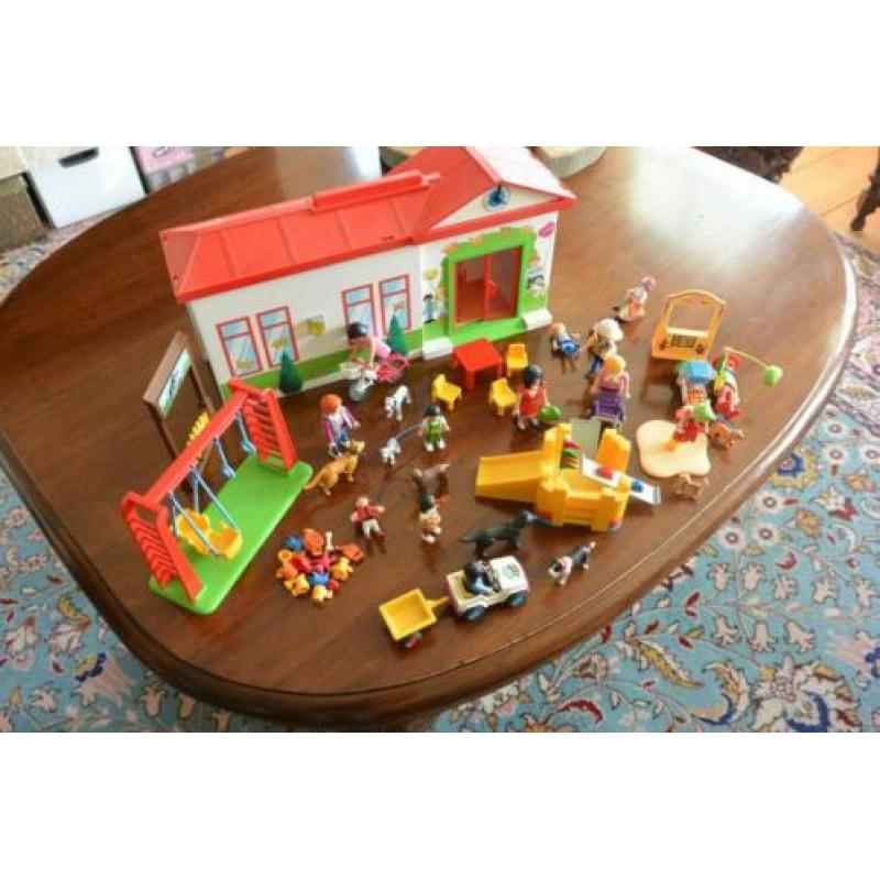 Playmobil Huis plus speeltuin met heel veel poppetjes