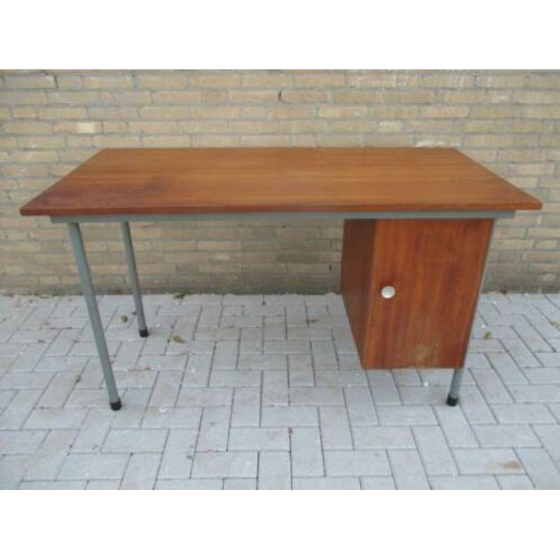 Vintage industrieel bureau metaal met hout