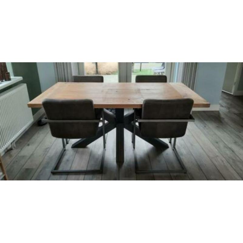 Massief eiken eettafel met 4 stoelen, nog als nieuw!