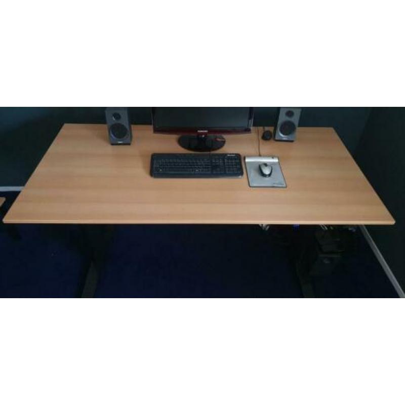 Kantoor meubelen; tafel, kast, stoel, bijzet tafel