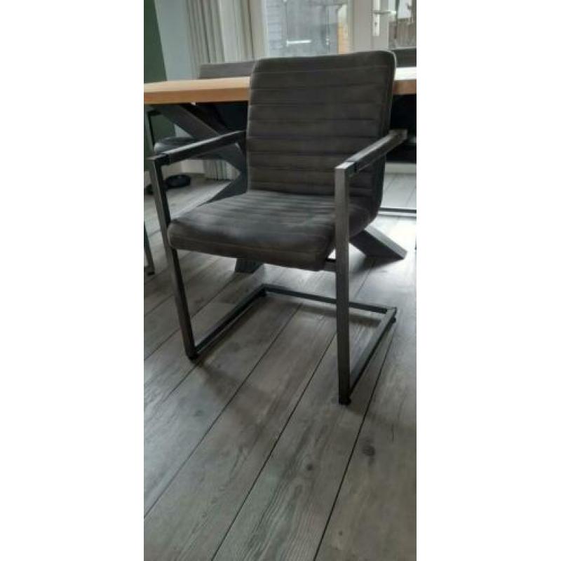 Massief eiken eettafel met 4 stoelen, nog als nieuw!