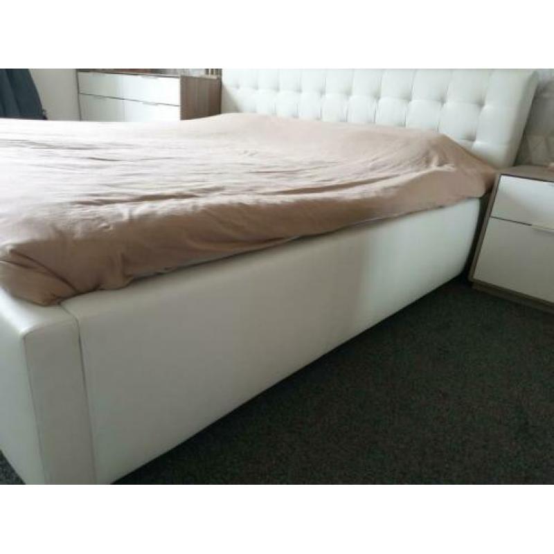 Neplederen bedframe wit 180x200 (binnenmaat)