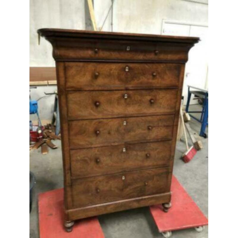 Nette biedermeier antieke kast. Zie de foto’s 154 cm hoog.