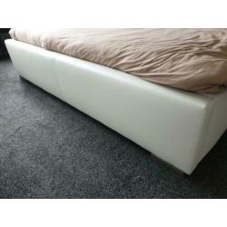 Neplederen bedframe wit 180x200 (binnenmaat)