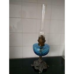 Oude mooie olielamp met blauw glas op bronzen (?) voet.