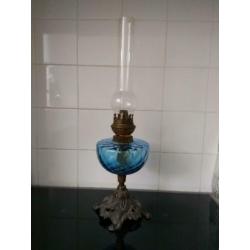 Oude mooie olielamp met blauw glas op bronzen (?) voet.