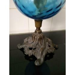 Oude mooie olielamp met blauw glas op bronzen (?) voet.