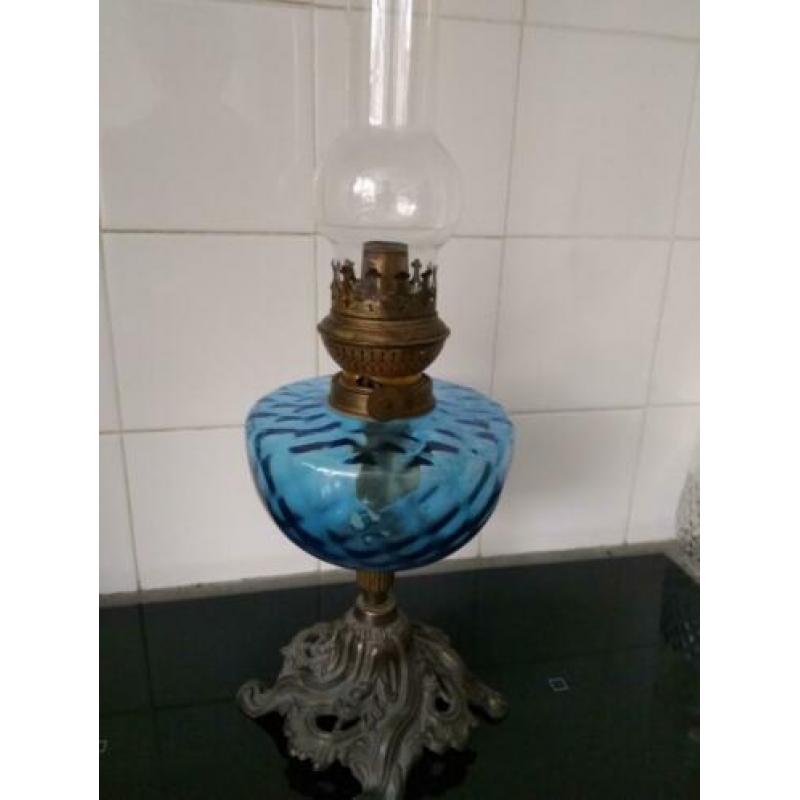 Oude mooie olielamp met blauw glas op bronzen (?) voet.