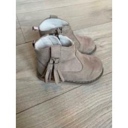 88. H&M schoentjes laarsjes beige maat 22