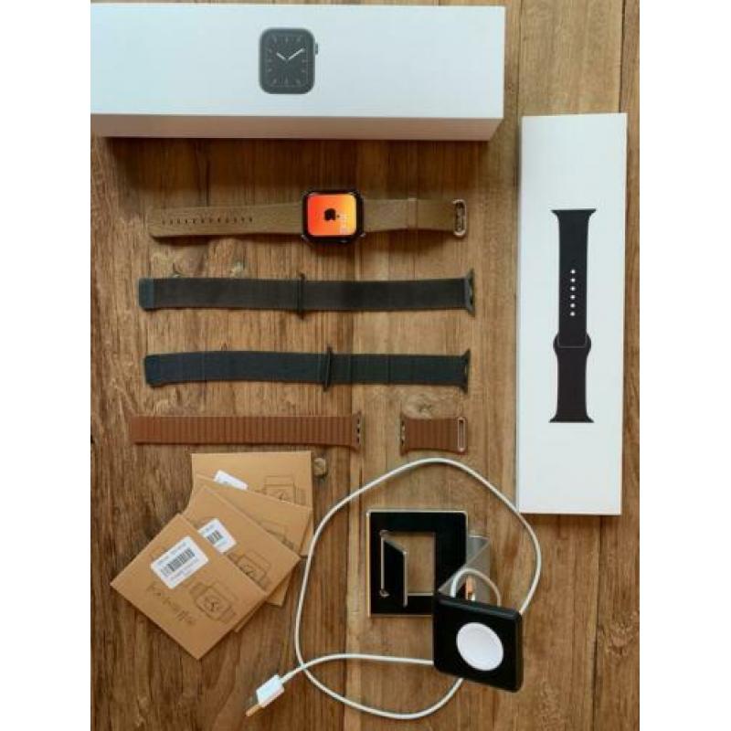 Apple Watch series 5 44mm black aluminium + accessoires