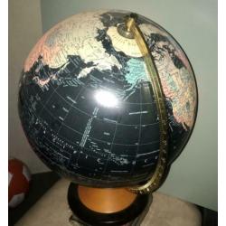 Globe draait alle kanten rond met verlichting