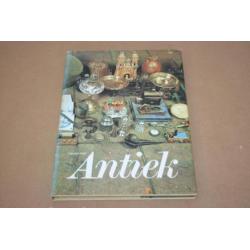 Boek - Leven met antiek !!