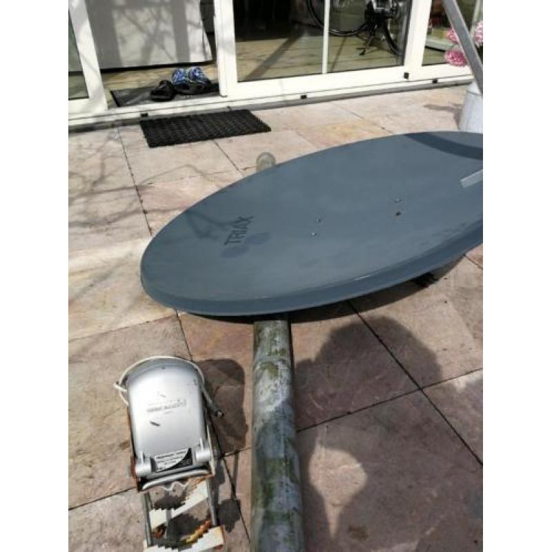 Schotel met motor +stalen pal 4 meter lang en 8 cm breed