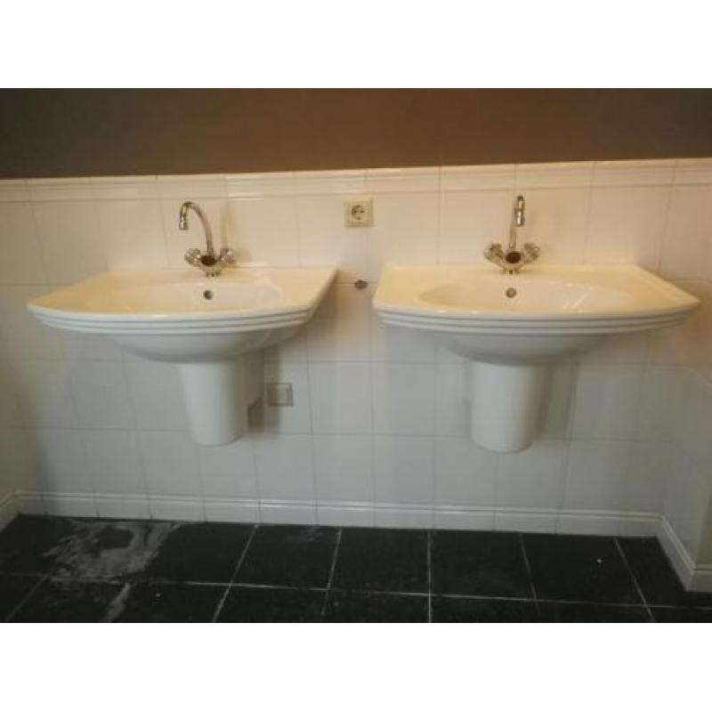 Twee complete wastafels Villeroy & Boch incl. kranen