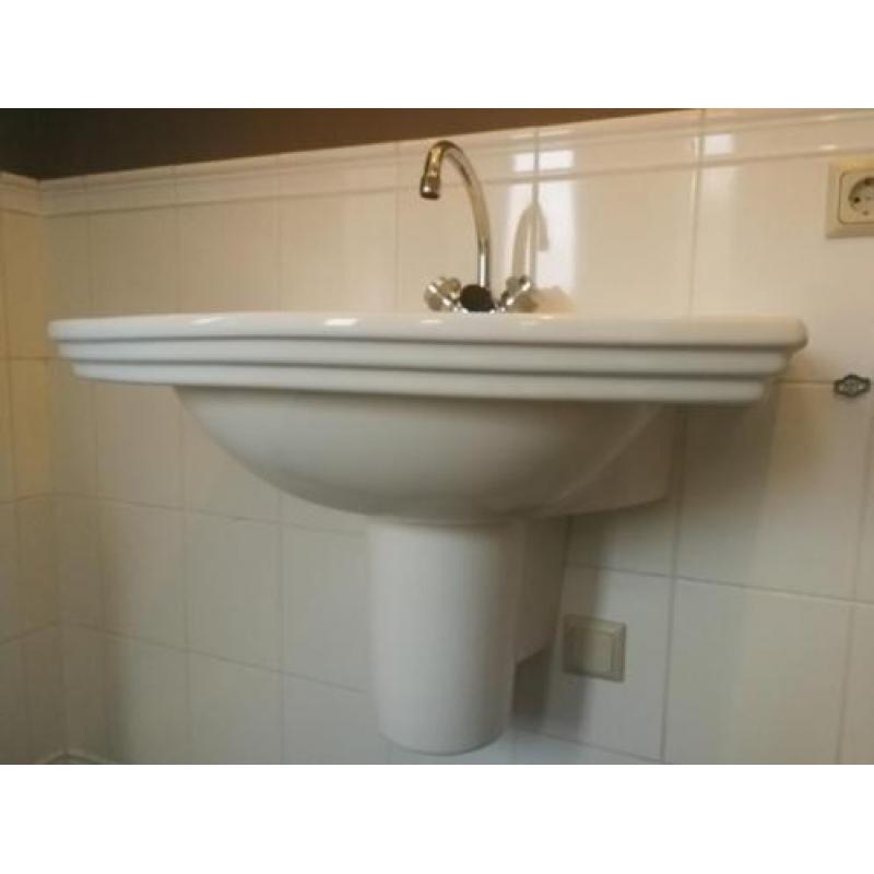 Twee complete wastafels Villeroy & Boch incl. kranen