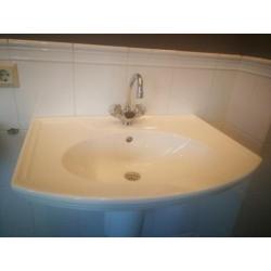 Twee complete wastafels Villeroy & Boch incl. kranen